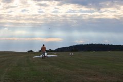 Modellflugzeug am Start